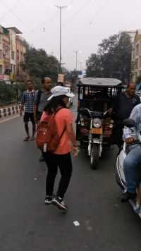 中国女人坐上印度摩托车，没有安全感，太难了
