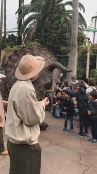 在泰国游行的恐龙三角龙