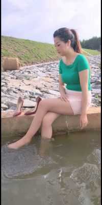农村时尚辣妈，搭配丝袜包臀裙去河边玩水，看来真惬意