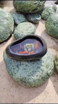 你要藏好软弱，世间大雨滂沱，万 物苟且而活，无人为你背负更多，莫嫌前路颠簸，人生本就曲折