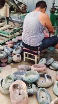 石头花盆打孔过程中，在工作间四面铁皮混凝土，35度高温，温室效应太强，风扇起不到任何作用！别人流的是汗，我流的是油。