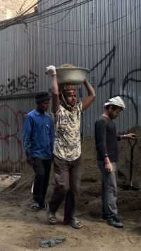 这是尼泊尔的建筑工人，看着太辛苦了！