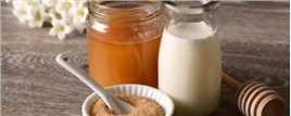 牛奶蜂蜜鸡蛋是可以一起吃的。牛奶和鸡蛋含有丰富的蛋白质，然后蜂蜜含有丰富的糖类，可以养颜和润肠的。不宜一起食用的食物：鸡
