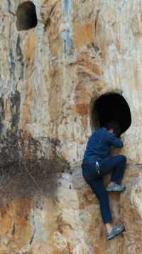 贵州深山里发现两个什么山洞，里面曾经居住过人