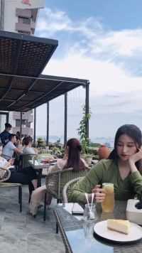 这个地方拍照真是太赞了，天然滤镜，美人美景美食你在面前你要选什么？  