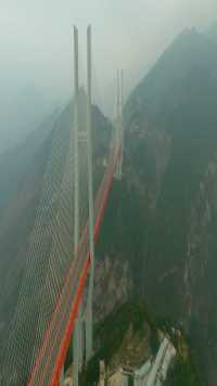 世界上最高的桥梁，北盘江大桥，云贵两省合建，高度565米，世界第一高桥
