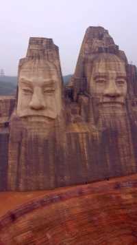 炎黄二帝巨像整体高106米，其中，山高55米，像高51米，雕塑中高者为炎帝，矮者为黄帝