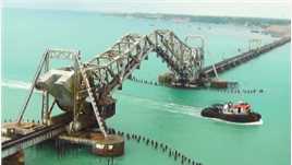 印度著名的海上铁路桥，船只通过大桥时，需要人力将大桥摇起！