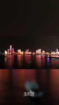 又被青岛惊艳到了！浮山湾灯光秀披上了灿烂红装，用最美夜色迎接建党百年。