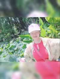 你喜欢莲花吗？  有多少人和我一样，喜欢莲花不仅仅是被它的美所吸引，更对莲花的气节深深敬重。