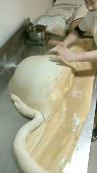 真是高手在民间啊，这烧饼做得一绝，隔壁小孩都要馋哭了