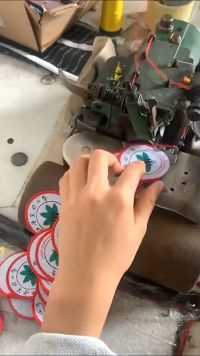 原来学校的标志，是这样做出来的，我还以为是校服自带的呢！