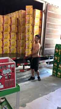 小哥不光喝啤酒厉害，搬啤酒更猛，这就是技巧加力量