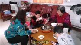 两个小学生寒假迷上做饭，剩菜剩饭做出来，一家人吃的连汤也不剩