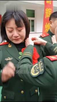 阅兵女神曹曦月退伍时哭成泪人，她是军人也是一位母亲