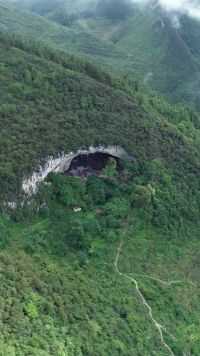 贵州发现一个天然山洞，洞中住有70多人，还有鸡牛羊