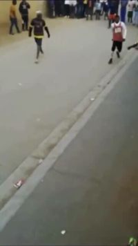 也许他们不够富有，但是他们内心是富足的，就好像这足球气氛一样