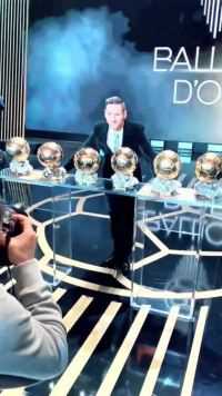 梅西：你们看，这些金球奖都是我的！