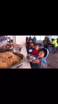 农村孩子这样吃饭：抬大碗，没人哄，不用喂，吃啥都香，只要踮起脚尖，就更接近菜盆！