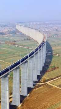 中国超级工程浩吉铁路山西河津段，浩浩荡荡重载货运列车飞驰而过！太震撼了！