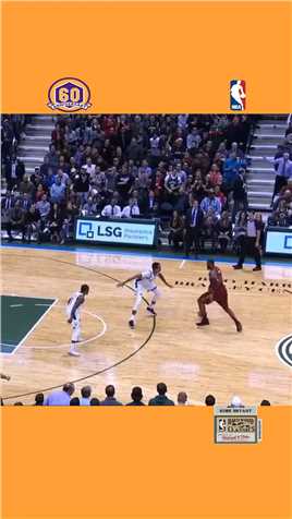 老詹这个力量没谁了？从三分线扛着一个人到禁区上篮......