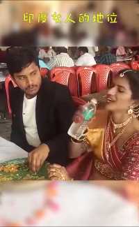 印度女人喝水不能碰瓶嘴，看看旁边丈夫的眼神，是随时准备出手吗？