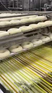甜甜圈的生产流水线，一天就能生产上万个，制作过程干净又解压！