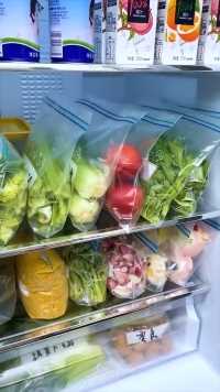 让冰箱干净又整洁就用这款密封袋，蔬菜水果生鲜零食都可以密封保存，放在冰箱保鲜时间久还不串味。  