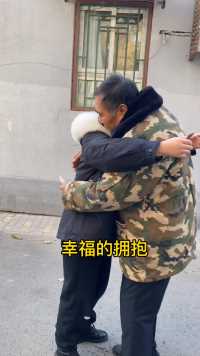 女儿最近老不舒服，爷爷陪着她来北京看看，女儿善良的举动感动了爷爷，也感动了妈妈，感恩从小做起👍